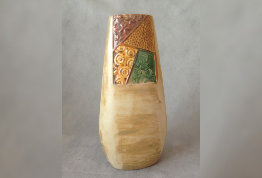 Бежево-коричневая напольная ваза