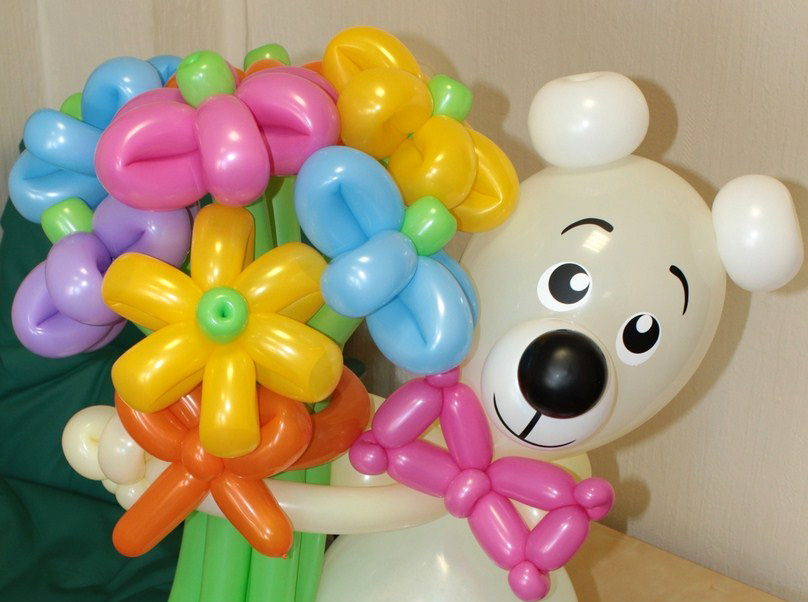 Композиция из надувных шаров «Мишка с ромашками»
