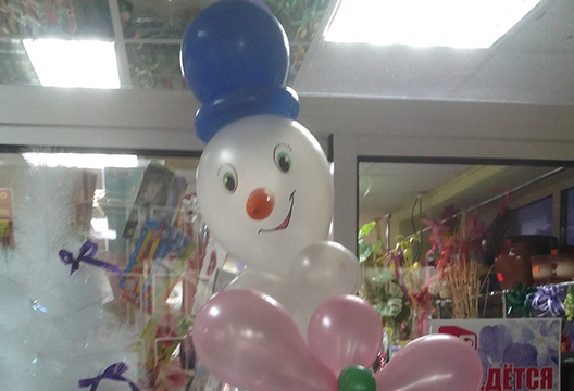 Композиция из надувных шаров «Снеговик»