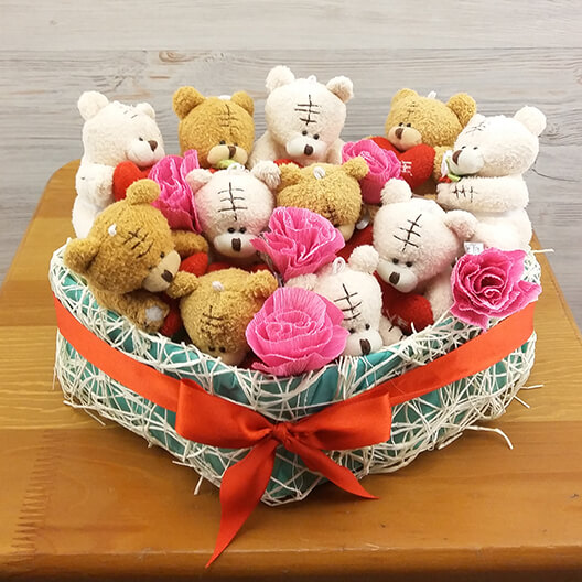 Композиция из плюшевых мишек в коробке